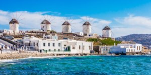 Αναστολή χορήγησης οικοδομικών αδειών σε Μύκονο και Σαντορίνη