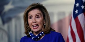 Η Νάνσι Πελόζι με μπλε μπλούζα στη Βουλή των Αντιπροσώπων των ΗΠΑ