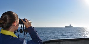 Ελληνίδα αξιωματικός του πολεμικού ναυτικού παρακολουθεί με κιάλια στη διάρκεια άσκησης