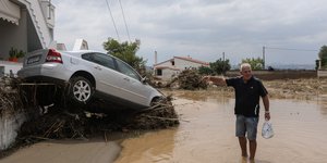 Αυτοκίνητο παρασύρθηκε από το νερό κατά τη διάρκεια της κακοκαιρίας στην Εύβοια