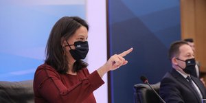 Η Νίκη Κεραμέως με μάσκα κατά την ενημέρωση για το άνοιγμα των σχολείων