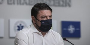 Ο υφυπουργός Πολιτικής Προστασίας, Νίκος Χαρδαλιάς με μάσκα