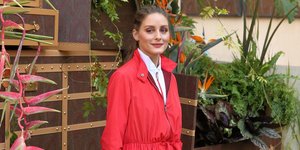 Η Ολίβια Παλέρμο με κόκκινο πανωφόρι