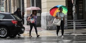 Καιρός: Ομπρέλες σε βροχή