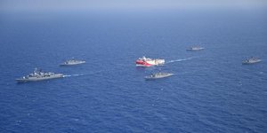 Oruc Reis και τουρκικές φρεγάτες