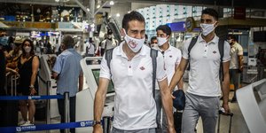 Οι παίκτες του Ολυμπιακού κατά την αναχώρησή τους για Αγγλία