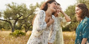 γυναίκες με λευκά ρούχα Oysho