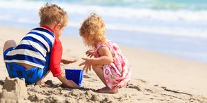 παιδια στην αμμο 