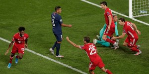 Πανηγυρίζουν το γκολ του Κομάν οι παίκτες της Μπάγερν