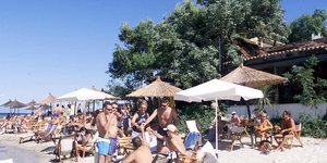 Λουόμενοι σε παραλία της Χαλκιδικής