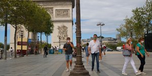 Παριζιάνοι με μάσκα μπροστά από την Αψίδα του Θριάμβου, στο Παρίσι
