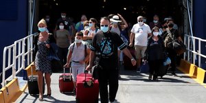 Γεμάτα επιστρέφουν τα πλοία στο λιμάνι του Πειραιά