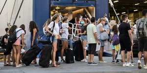 Πειραιάς ταξιδιώτες με μάσκα έξω από πλοίο