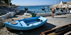 Τελευταία ημέρα του καλοκαιριού και κάποιοι έτρεξαν για μπάνιο στην Πειραϊκή