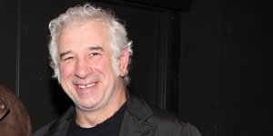 Ο Πέτρος Φιλιππίδης χαμογελάει