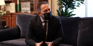 Ο Στέλιος Πέτσας με μάσκα στην ΠτΔ