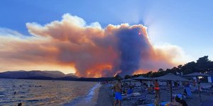Πυρκαγιά στην Μάνη παραλία λουόμενοι