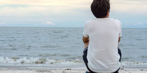 αντρας πλατη στην παραλια