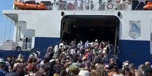 Τουρίστες σε πλοίο στην Πάρο