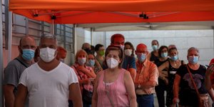 Πολίτες στην Ισπανία αναμένουν στην ουρά για να κάνουν τεστ κορωνοϊού