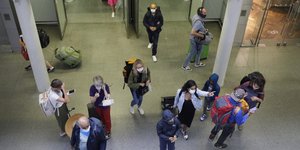 βρετανοι με μασκα απο ψηλα