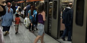 πολιτες μπαινουν στο μετρο