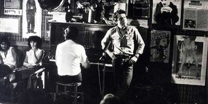 Ο Γιάννης Πουλόπουλος το 1966 στη μπουάτ «Απανεμιά» της Πλάκας 