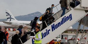 προσφυγες σε σκαλα αεροπλάνου
