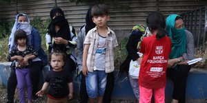 προσφυγοπουλα με μητερες 