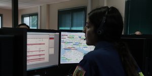 Τηλεφωνήτρια της πυροσβεστικής μπροστά σε υπολογιστή