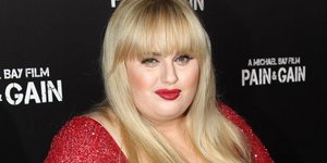 Η Ρέμπελ Γουίλσον με κόκκινο κραγιόν