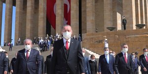 Ο Τούρκος πρόεδρος Ρετζέπ Ταγίπ Ερντογάν με μάσκα σε εξωτερικό χώρο στην Άγκυρα