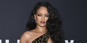 Η Ριάνα με αποκαλυπτικό φόρεμα