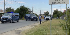 Αστυνομικοί στη Ρουμανία ελέγχουν δρόμο εν μέσω καραντίνας