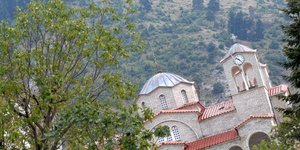 O ελληνικός ναός που στέκει γερμένος σε μια πλαγιά της Πίνδου