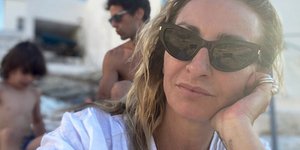 H Ρούλα Ρέβη με λευκή μπλούζα