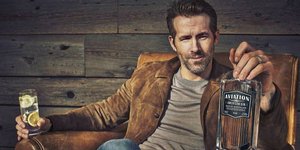 Ο Ράιαν Ρέινολντς διαφημίζει το δικό του τζιν