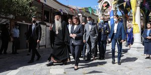 Σακελλαροπουλου με κοστουμι διπλα σε παππα