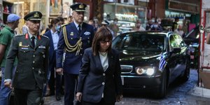Κατερίνα Σακελλαροπούλου περπαταει