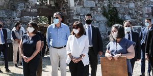 σακελλαροπούλου μπροστα σε τειχος
