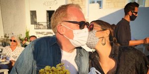 Στην Πάρο η Σάλμα Χάγεκ και ο σύζυγός της Φρανσουά Ανρί Πινό