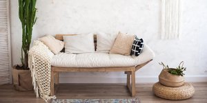 Καναπές και ψάθινο καλάθι