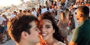 Influencer κόσμος χωρίς μάσκες Σαντορίνη ηλιοβασίλεμα