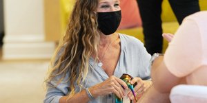 Η Σάρα Τζέσικα Πάρκερ σε ρόλο πωλητή