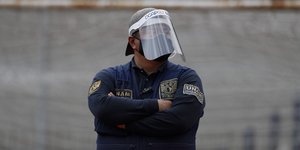 Σεκιούριτι με μάσκα για τον κορωνοϊό
