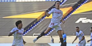 Παίκτης της Σεβίλλης πανηγυρίζει γκολ στο Europa League