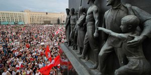 Χιλιάδες διαδηλωτές διαμαρτύρονται στη Λευκορωσία μετά τις αμφιλεγόμενες εκλογές