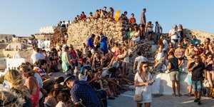 Συνωστισμός σε βράχο στην Σαντορίνη