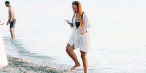 Η Σίσσυ Χρηστίδου με μαγιό στη Χαλκιδική