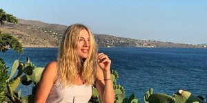 Η Σμαράγδα Καρύδη πίνει καφέ